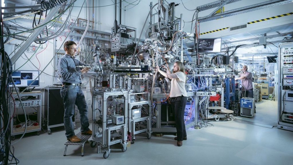 Researchers adjusting the beam into the new NAPXAS instrument. Photo: Amadeus Bramsiepe, KIT)